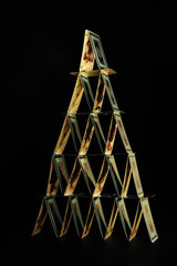 Kartenhaus im Kerzenlicht