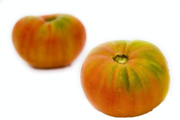 tomates naturales aislados en fondo blanco, productos frescos