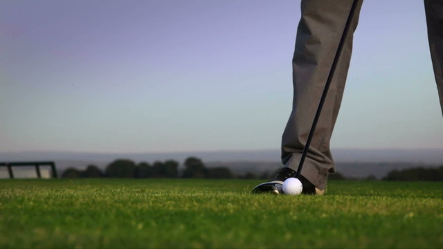 Golf Abschlag / hit close up