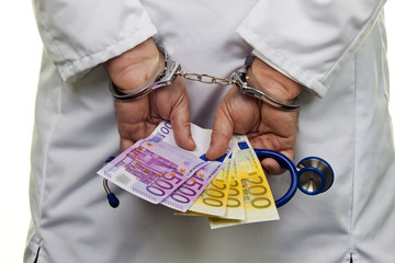 Arzt mit Euro Geldscheinen und Handschellen