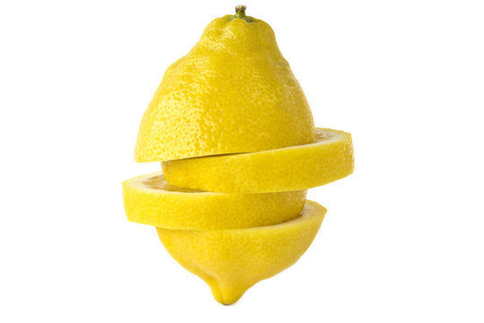 Zitrone in Scheiben geschnitten
