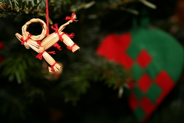 Weihnachtsdekoration am Baum