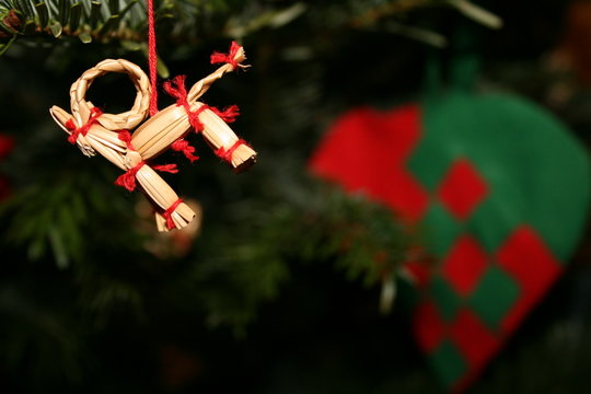 Weihnachtsdekoration am Baum