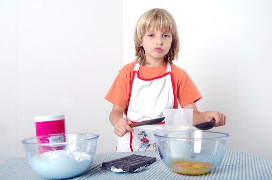 Enfant préparant un gâteau au chocolat