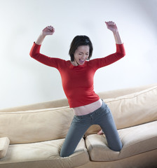 jeune femme rouge victoire joie