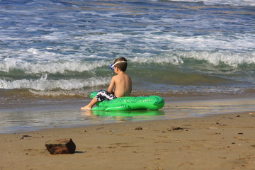enfant au bord de l'eau