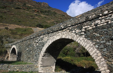 Fototapeta na wymiar ancien pont genois restauré corse