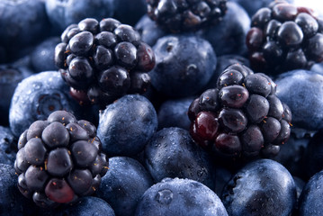 Blackberries and blueberries in a pile