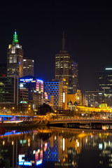 Fototapeta na wymiar Śródmieście Melbourne w nocy, rzeki Yarra