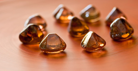 Piatto con pietre trasparenti