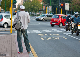 Naklejka premium Uomo attende il bus