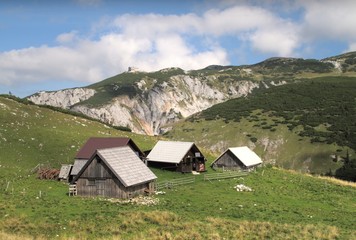 Fototapeta na wymiar chalets on the way from Heukuppe to Habsburk mountain hut