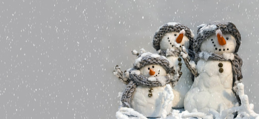 carte postale: groupe de trois bonhomme de neiges