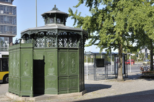 Cafe Achteck (Pissoir f&uuml;r M&auml;nner in Berlin)