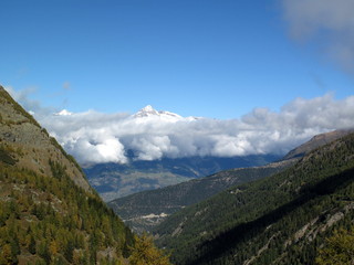 Obraz premium Le Bietschhorn émergeant de la nappe de nuages.