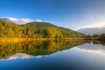 Riflessi sul lago al tramonto in autunno