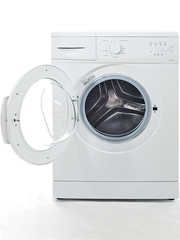 Waschmaschine mit offener Tür  freigestellt auf weißem Hintergrund