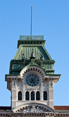 Fototapeta na wymiar Dzwonnica z ratusza w Trieście