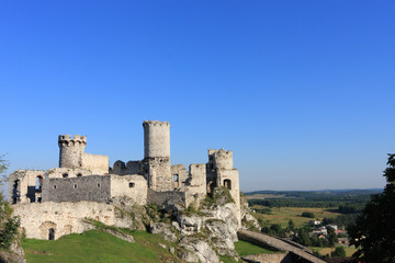 Fototapeta na wymiar Zamek w Ogrodzieńcu w pełnej krasie