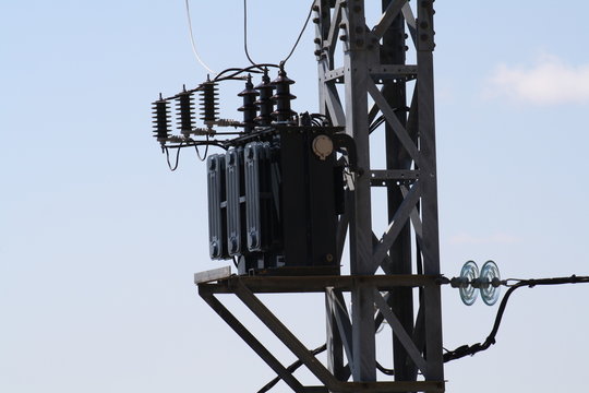 Transformador de alta tension en lo alto de un poste electrico.