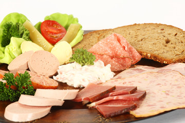 Wurstplatte mit frischem Brot