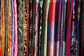 Echarpes de soie à Xian © Delphotostock