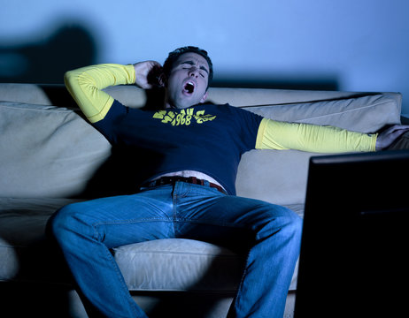 jeune homme bailler relax &eacute;cran t&eacute;l&eacute;vision