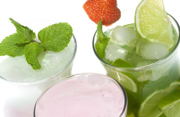 cocktails with lime and strawberry