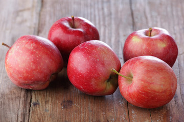 Fototapeta na wymiar Red Apples on a wooden table