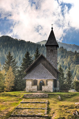 Fototapeta na wymiar Kaplica w górach Nassfeld Austria