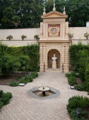 Fototapeta na wymiar Allée, fontaine et fronton dans les jardins du palais