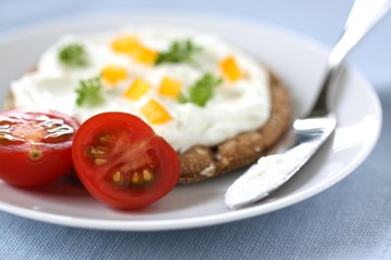 knäckebrot mit frischkäse, tomate und petersilie