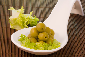 presentacion del aperitivo de las aceitunas