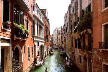 Fototapeta na wymiar Jeden z kanałów do Wenecji i gondole,