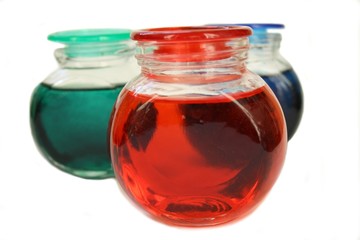 bunte Gläser mit Tinte