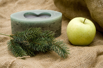 Kerze und Apfel
