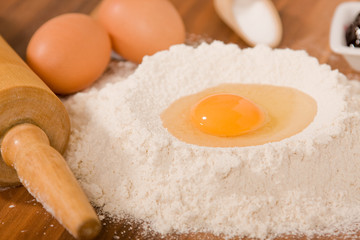 Eier Mehl Nudelholz zum Backen