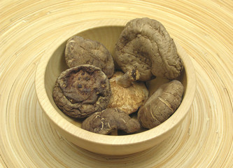 Holzschale mit Shiitake auf Bambusteller