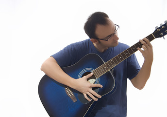 Obraz premium joven aprendiendo a tocar la guitarra