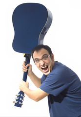 joven rompiendo guitarra ac&uacute;stica