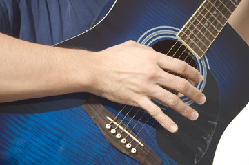 mano tocando guitarra acústica