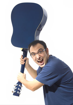 joven rompiendo guitarra ac&uacute;stica