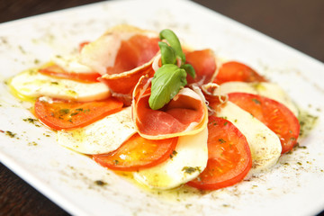 Mozarella and tomatos