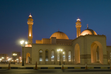 Fototapeta na wymiar Al-Fateh Wielki Meczet w Bahrajnie - Scena nocy
