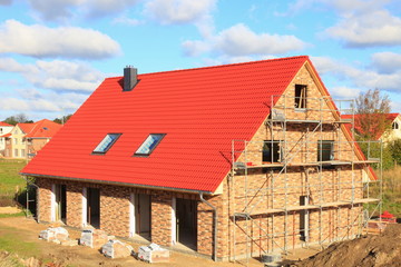 Neubau Einfamilienhaus Dachstuhl Rohbau blauer Himmel