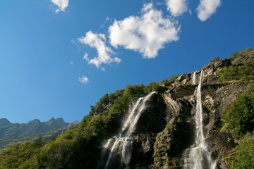 Fototapeta na wymiar cascata dell'acqua fraggia
