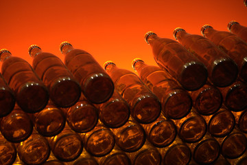 bottiglie rosse impilate