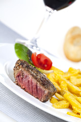 Nahaufnahme einer Rindersteaks medium mit Pommes frites