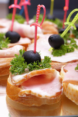 Open sandwiches with ham, olives and greens