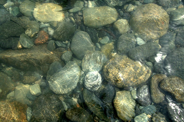 Pebbes under water